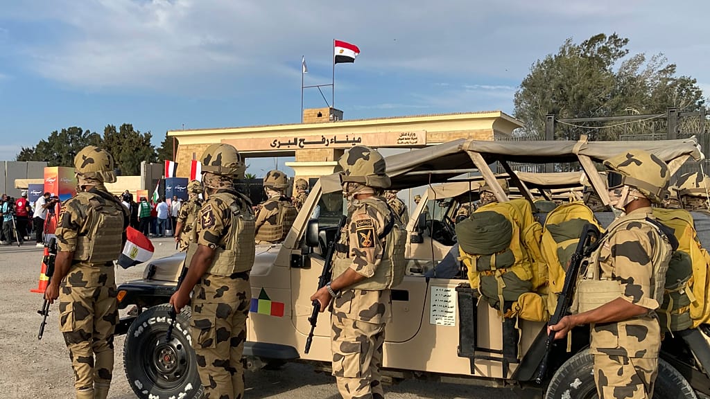هل تدق الحشود العسكرية على الحدود المصرية طبول الحرب بين مصر وإسرائيل