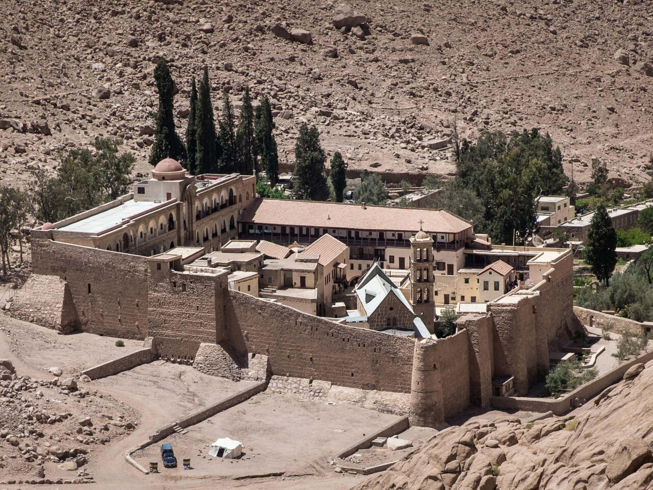 أزمة قيادة تعصف بدير سانت كاترين وسط نزاع قضائي في المحاكم المصرية